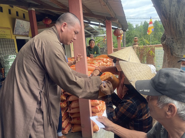 Quy Nhơn: chùa Phương Quảng tặng quà Tết Quý Mão cho bà con